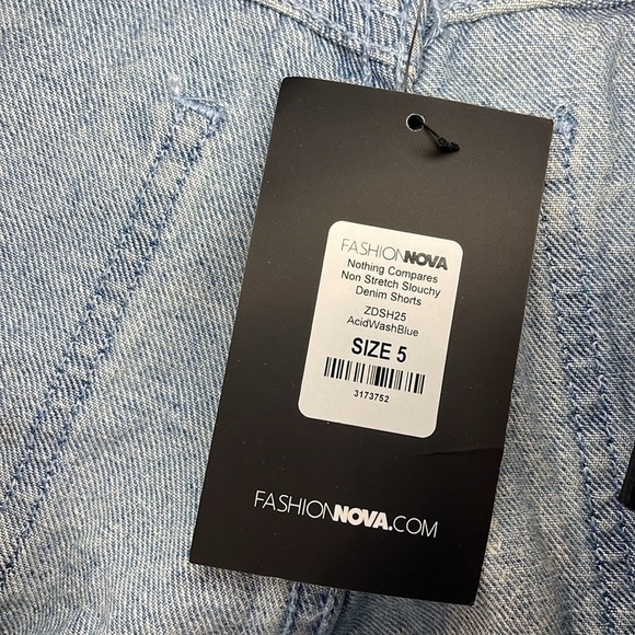 NWT Fashion Nova Nothing Compares Non Stretch Denim Shorts - Acid Wash Blue Sz 5 - Picture 4 of 8